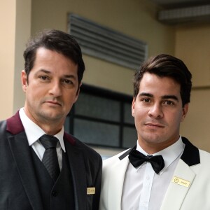 Malagueta (Marcelo Serrado) convida Júlio (Thiago Martins) para participar do roubo do dinheiro do hotel Carioca Palace na novela 'Pega Pega'