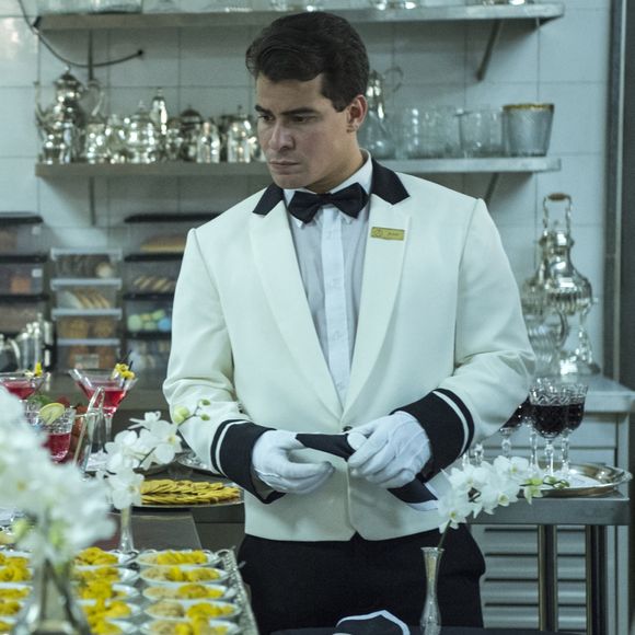 'De 40 milhões de dólares ele pega 400 reais para pagar o aluguel e fica com a ideia de trabalhar para poder devolver o dinheiro', conta Thiago Martins sobre a conduta do graçom Júlio na novela 'Pega Pega'