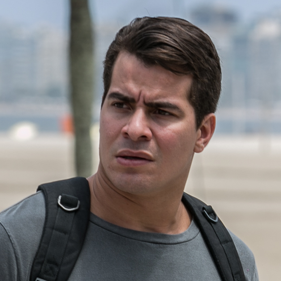 'A gente está sujeito a errar o tempo inteiro. O ser humano erra e acerta diariamente. O perdão é muito bem-vindo e eu sou sempre a favor', diz Thiago Martins sobre seu personagem na novela 'Pega Pega'