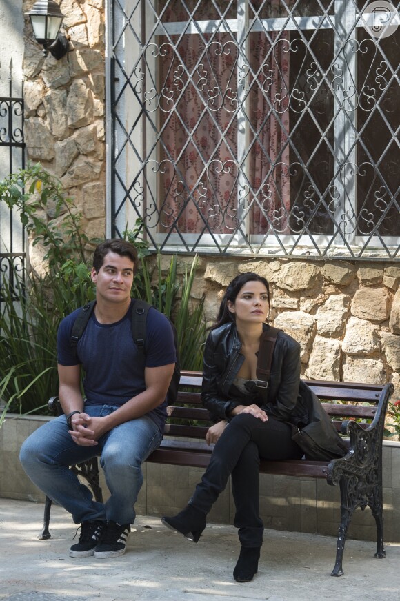 Amor bandido: Júlio (Thiago Martins) e Antônia (Vanessa Giácomo), uma policial, se apaixonam na novela 'Pega Pega'