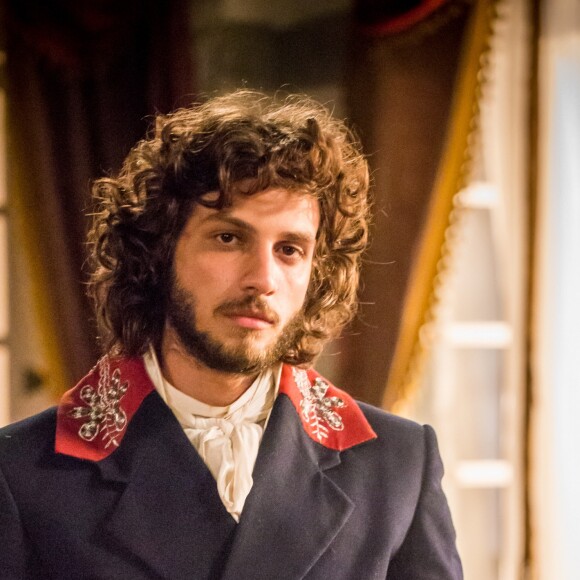 Joaquim (Chay Suede) tenta convencer José Bonifácio (Felipe Camargo) a aceitar o ministério oferecido por Dom Pedro (Caio Castro), na novela ' Novo Mundo'