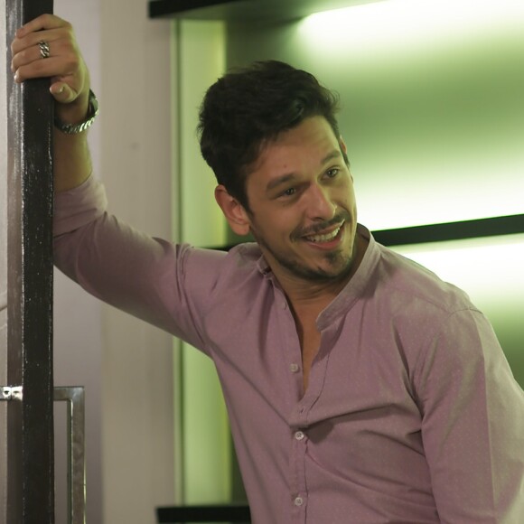 Lázaro (João Vicente de Castro) disse a Marisa (Júlia Rabello) que fez vasectomia, na novela 'Rock Story'