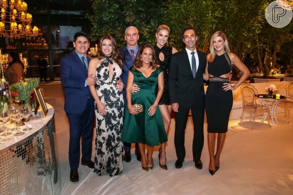 Ticiane Pinheiro e Cesar Tralli posaram com Cesar Filho, Elaine Mickley, sua mulher, Ana Hickmann e o marido, Alexandre Corrêa, e Renata Alves