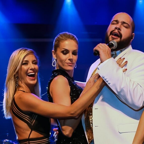 Ticiane Pinheiro, Ana Hickmann, Elaine Mickely e Renata Alves se divertiram ao lado de Tiago Abravanel