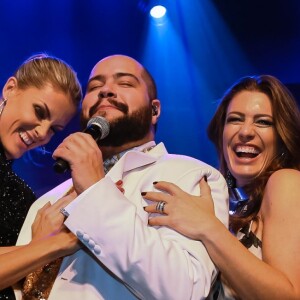 Ticiane Pinheiro, Ana Hickmann, Elaine Mickely e Renata Alves brincaram com Tiago Abravanel na festa para marcar os 15 anos da grife de óculos da mãe de Alexandre Jr.