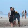Os noivos Fernanda Souza e Thiaguinho malham juntos na praia da Barra da Tijuca, Zona Oeste do Rio de Janeiro, nesta segunda-feira, 17 de março de 2014