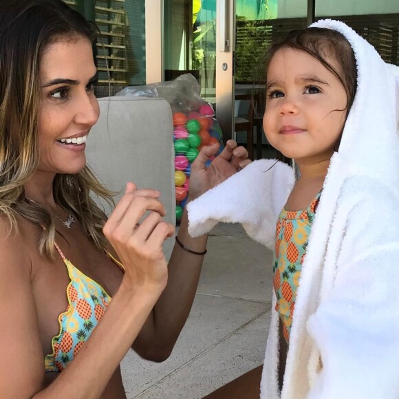 Deborah Secco sempre exibe momentos fofos da filha, Maria Flor, no Instagram