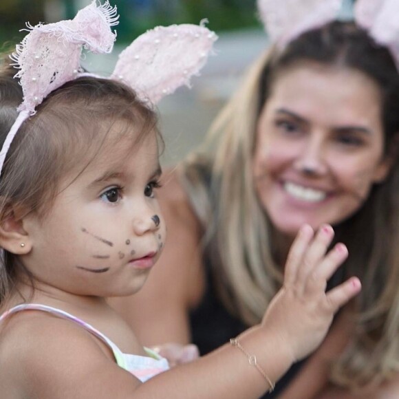 Deborah Secco chegou a chorar de saudade da filha, Maria Flor