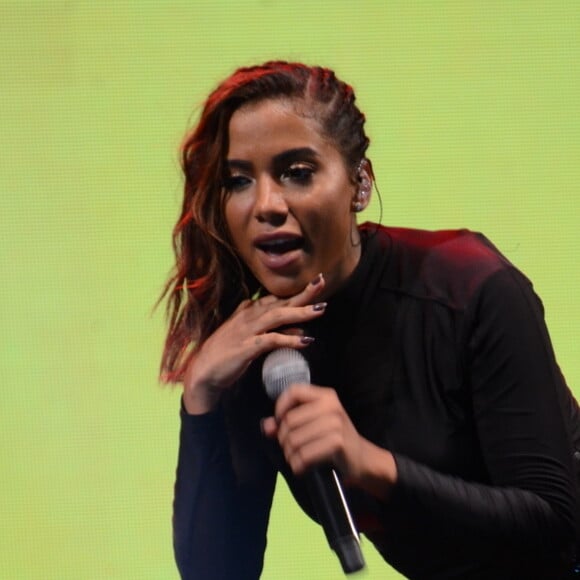 Anitta acabou vaiada ao aparecer em telão da dupla Simone e Simaria em Maringá (Paraná) após corrigir erros de inglês de hotel daquela cidade