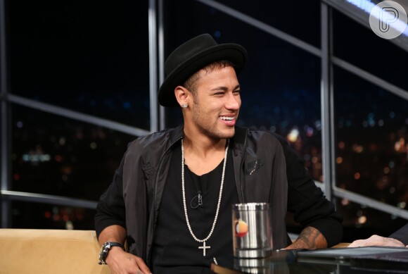 Neymar, namorado de Bruna Marquezine, foi elogiado por Sabrina Sato em bastidor de entrevista