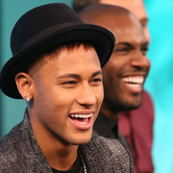 Neymar mostrou detalhes de sua mansão em Barcelona para a apresentadora Sabrina Sato