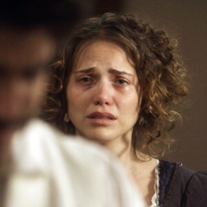 Leopoldina (Letícia Colina) chega a proibir Dom Pedro (Caio Castro) de segurar a filha, na novela 'Novo Mundo'
