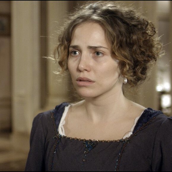 Leopoldina (Letícia Colina) fica exageramente preocupada com a saúde da nova filha e seus cuidados excessivos com a menina começam a preocupar a todos, na novela 'Novo Mundo'