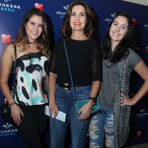 Fátima Bernardes levou as filhas ao show de Ed Sheeran no Rio, em 25 de maio de 2017