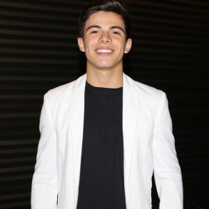 Thomaz Costa foi ao aniversário da ex-Chiquititas Raíssa Chaddad