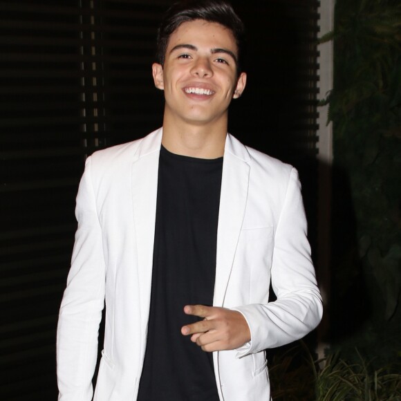 Thomaz Costa surgiu em vídeo ao lado de Larissa Manoela