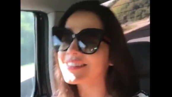 Emilly e a gêmea, Mayla, ex-BBBs, se divertem cantando sertanejo em carro. Vídeo