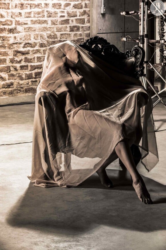 Só o pé da modela fica de fora do tecido transparente nessa foto do ensaio 'Sombra e Luz' de Marina (Tainá Müller), na novela 'Em Família'