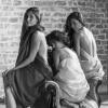 Jú (Carol Magno), Vivi (Rhavine Chrispim) e Tati (Bianka Fernandes) escondem a nudez com tecidos esvoaçantes no ensaio 'Sombra e Luz' de Marina (Tainá Müller), na novela 'Em Família'
