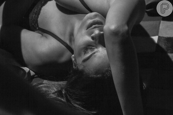 Tati (Bianka Fernandes) é clicada de lingerie no ensaio 'Sombra e Luz' de Marina (Tainá Müller), na novela 'Em Família'