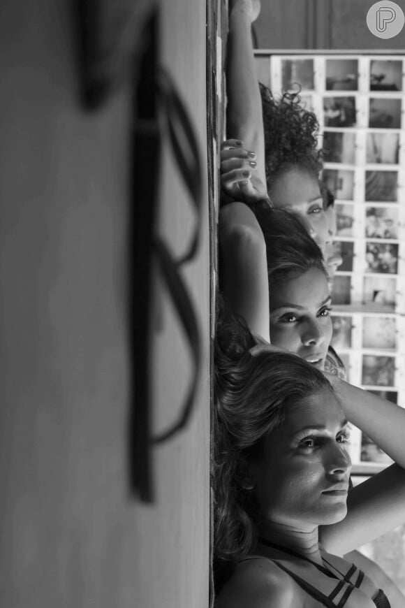 Vivi (Rhavine Chrispim), Tati (Bianka Fernandes) e Jú (Carol Magno), posam nuas para outra foto do ensaio 'Sombra e Luz' de Marina (Tainá Müller), na novela 'Em Família'