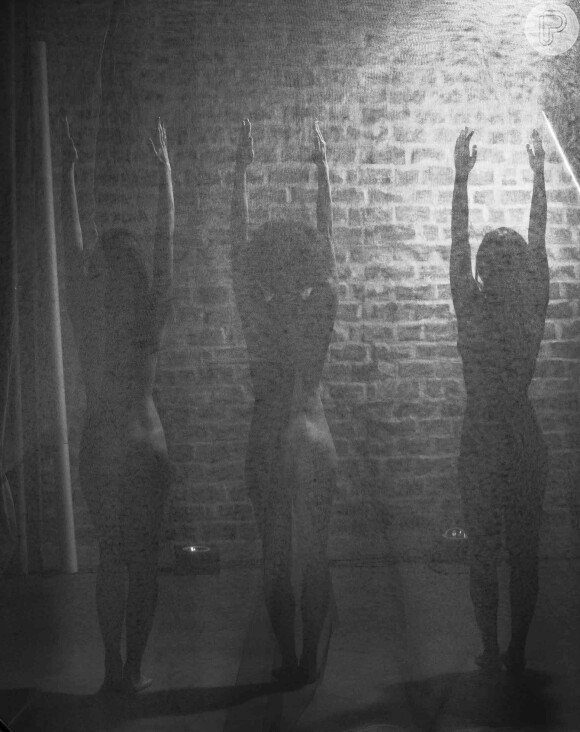 Ocultas pela sombra, as três modelos posam nuas no ensaio 'Sombra e Luz' de Marina (Tainá Müller) na novela 'Em Família'