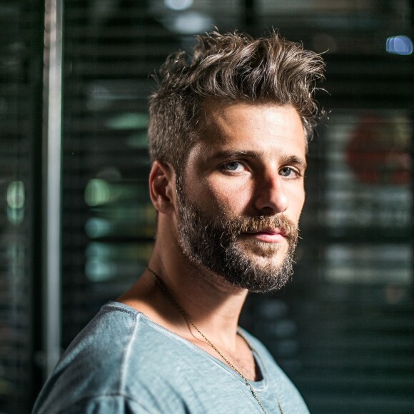 'Gosto como ele encarna um personagem e se permite viver a transformação e caracterização para os papéis', exalta Bruno Gagliasso sobre o ator internacional 