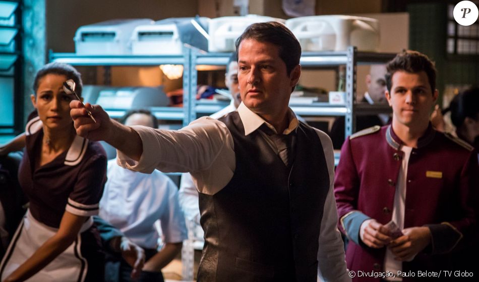 Malagueta (Marcelo Serrado) tem um dardo que considera seu talismã e o usa no roubo de 40 milhões, em cenas da novela 'Pega Pega', prevista para estrear em 6 de junho de 2017