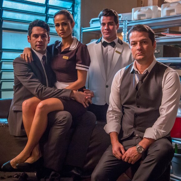 Malagueta (Marcelo Serrado) convence os colegas Agnaldo (João Baldasserini), Sandra Helena (Nanda Costa) e Julio (Thiago Martins) a executar com ele o roubo de 40 milhões, na novela 'Pega Pega'