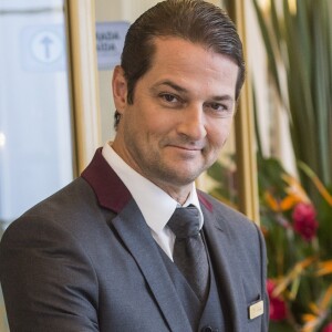 Malagueta (Marcelo Serrado) é concierge no Hotel Carioca Palace, na novela 'Pega Pega'