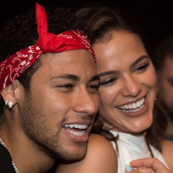 Neymar planeja férias com Bruna Marquezine no Brasil e em ilhas europeias de acordo com o 'UOL Esporte' nesta sexta-feira, dia 26 de maio de 2017