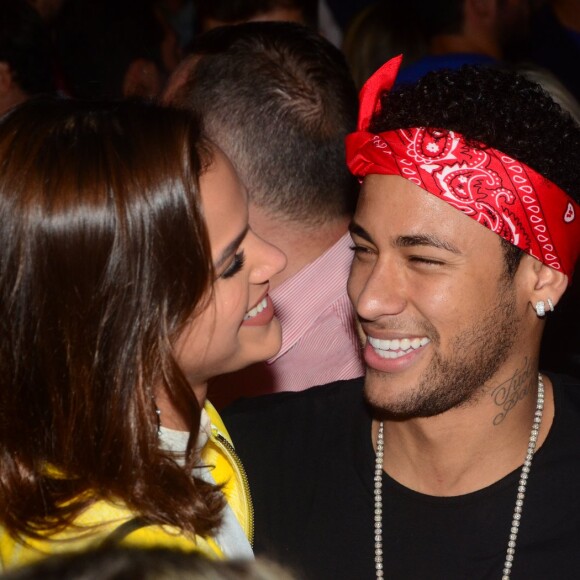 Neymar também quer viajar com Bruna Marquezine para ilhas europeias