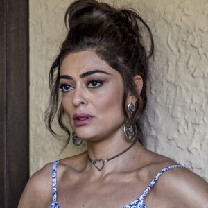 Bibi (Juliana Paes) se desespera com a prisão do marido e desacata os oficiais que vão prendê-lo, na novela 'A Força do Querer'