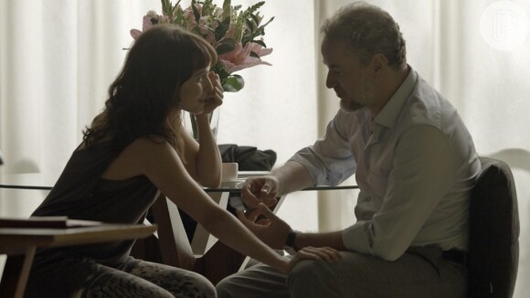 Eugênio (Dan Stulbach) e Irene (Débora Falabella) se beijam, na novela 'A Força do Querer'