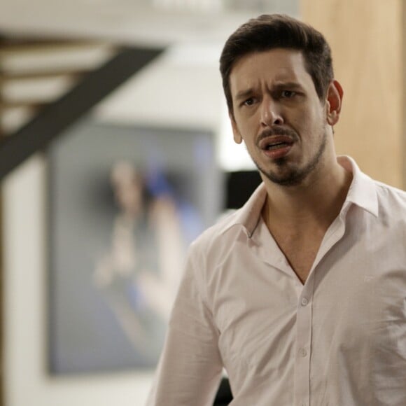 Lázaro (João Vicente de Castro) pode ser o pai do filho de Marisa (Júlia Rabello), na novela 'Rock Story'