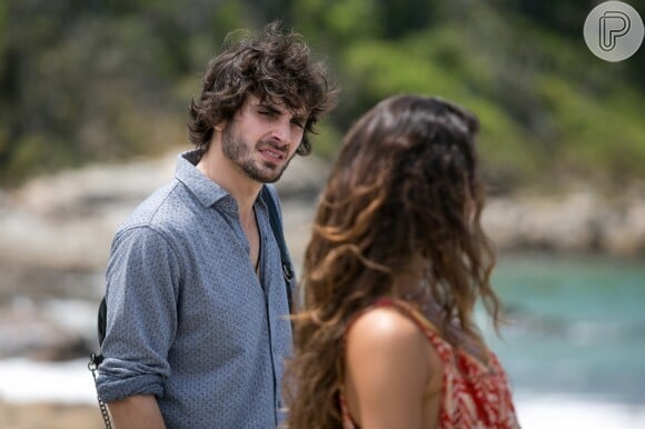 Ruy (Fiuk) insiste com Ritinha (Isis Valverde) que não quer que ela vá a Niterói sem ele, na novela 'A Força do Querer'