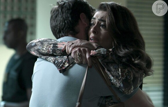 Bibi (Juliana Paes) se desespera com a prisão de Rubinho (Emilio Dantas) na novela 'A Força do Querer'