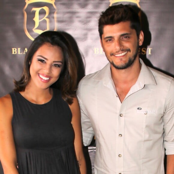 'Para fazer pessoas ninguém ainda não inventou nada melhor que o amor. Deus ajeitou isso para nós de presente', escreveu Bruno Gissoni na legenda da foto
