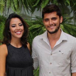 Bruno Gissoni posa com filha, Madalena, no colo e ao lado da ex-namorada Yanna Lavigne neste sábado, dia 27 de maio de 2017