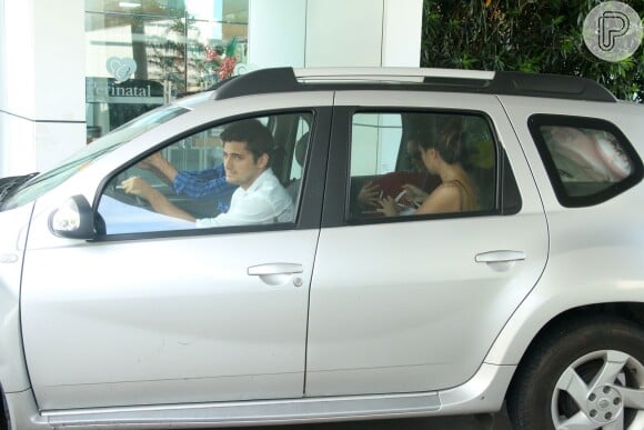 Yanna Lavigne e a filha, Madalena, deixam maternidade no carro de Bruno Gissoni com familiares