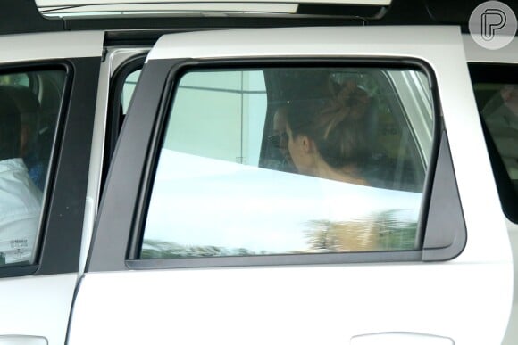 Yanna Lavigne e a filha, Madalena, sentam no banco traseiro do carro, acompanhadas de Adriana Lavigne, irmã da atriz