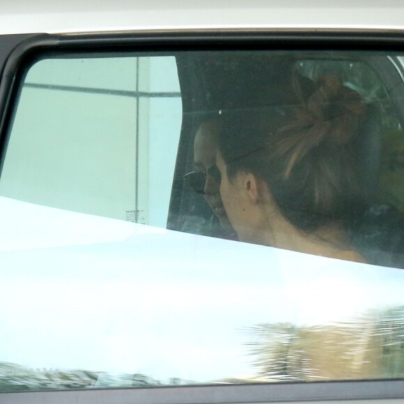 Yanna Lavigne e a filha, Madalena, sentam no banco traseiro do carro, acompanhadas de Adriana Lavigne, irmã da atriz