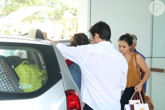 Yanna Lavigne entra no carro do ex-namorado, Bruno Gissoni, com a filha, Madalena, nos braços