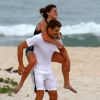 Cauã Reymond e a namorada, Mariana Goldfarb, foram clicados neste dábado, 27 de maio de 2017, na praia da Barra da Tijuca, na zona oeste do Rio