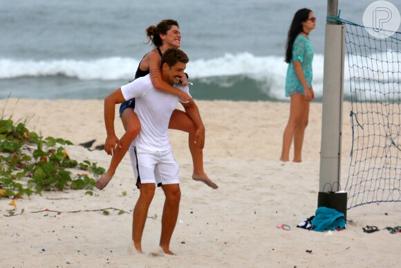 Cauã Reymond e a namorada, Mariana Goldfarb, foram clicados neste dábado, 27 de maio de 2017, na praia da Barra da Tijuca, na zona oeste do Rio