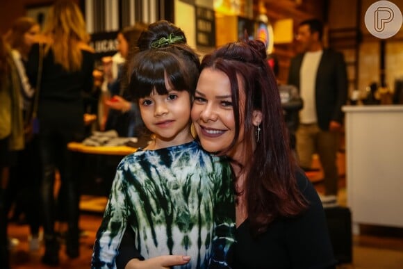 Fernanda Souza levou a sobrinha para prestigiar a coleção de Lucas Jagger