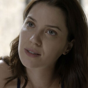 Julia (Nathalia Dill), acreditando se tratar da garçonete, topa o encontro sem saber que está correndo risco de morte