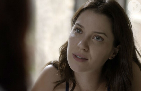 Julia (Nathalia Dill), acreditando se tratar da garçonete, topa o encontro sem saber que está correndo risco de morte