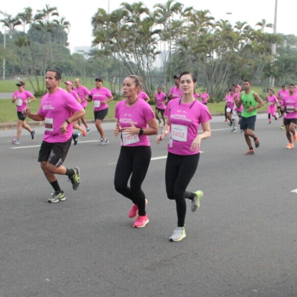 Sophia Abrahão correu a maratona Eles por Elas acompanhada da repórter Juliana Sana