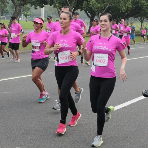 Sophia Abrahão posa para fotógrafo enquanto participa de corrida